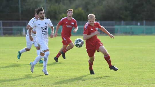 Niklas Löw (rechts) von der SG Hundsangen und der Windhagener Muhammet Bayraktar lieferten sich in der Hinrunde einige intensive
