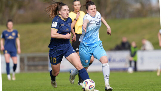 Andernachs Leonie Krump (dunkles Trikot) treibt den Ball im Spiel gegen Bochum nach vorn.