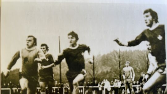 Fritz Röhrig (links) konnte ich durchaus auch gegen höherklassige Spieler duchsetzen. Hier bereitet er den Amateuren des 1. FC K