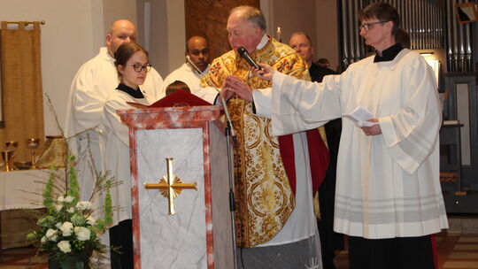 Pfarrer Martin Kürten bedankte sich bei den vielen Helfern, Sponsoren, Versicherungen, Handwerkern und anderen, die es ermöglich