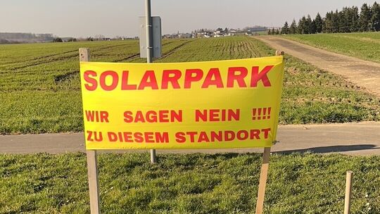 Auf dem Gelände am Ortsrand von Löffelscheid soll eine Freiflächenphotovoltaikanlage entstehen. Doch etliche Anwohner wehren sic