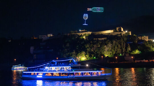 Gäste auf den Schiffen bei Rhein in Flammen in Koblenz konnten die Musik zur Drohnenshow über eine Radiofrequenz hören.