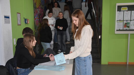 Wie bei einer richtigen Wahl auch, müssen die Schüler bei der "Juniorwahl" ihre Wahlbenachrichtigung abgeben und bekommen den Wa