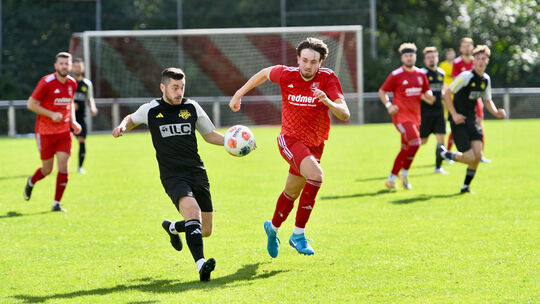 Die SG Ahrbach (links Jannik Sturm) verlor in der Hinrunde knapp mit 1:2 gegen den TuS Asbach (hier mit Arne Funk). Am Sonntag i