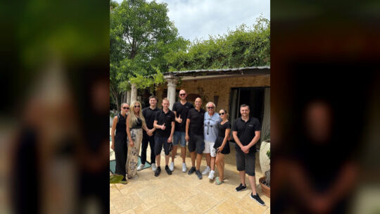 Geschäftsführer Markus Müller (Mitte) mit seinem Team von "Safe2Home" und der Familie Geiss in Saint-Tropez.