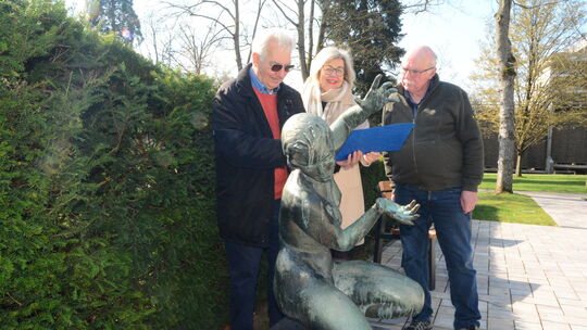 Die Nixe, die Brunnenplastik, ist an den neuen Kurparkbrunnen zurückgekehrt. Volker Ritter (links) und Karl-Ernst Laubenstein vo