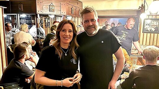 Einer von unzähligen gemeinsamen Wahlkampfterminen: Markus Schulz und Caroline Pehlke beim Kneipenquiz in Hoppstädten-Weiersbach
