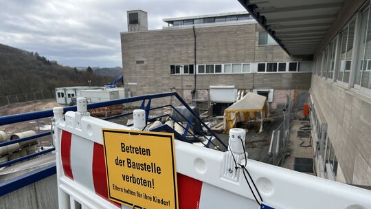 Noch ruht die Außenbaustelle am Klinikum Idar-Oberstein. Im Keller rollen aber die Bagger längst schon wieder. In Kürze soll es
