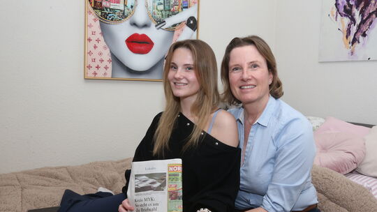 Margret Landers hatte sich im Vorfeld unter anderem in unserer Zeitung über die Briefwahl informiert. Mit auf dem Foto ist ihre