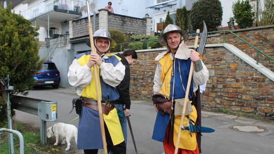 Die beiden Turmwächter Oliver Lotz (links) und Andrew Marx verliehen der Einweihung in Dausenau noch mehr Anschaulichkeit.