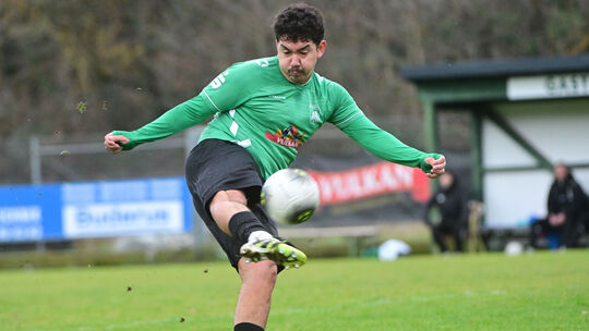 SV Oberzissens Maicol Oligschläger trifft den Ball satt.