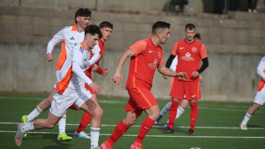 Hinterherlaufen möchte er SC Idar-Oberstein II (weiße Trikots) möglichst selten am Sonntag in Kirn-Sulzbach. Der SC Birkenfeld d