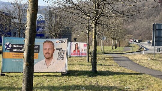 Nicht nur hier, am Straßenrand der B41 in Höhe der Messe Idar-Oberstein, ist offensichtlich, dass Landtagswahlkampf ist.