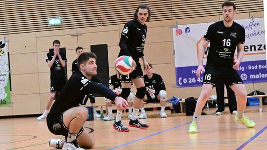 LAF Sinzigs Manuel Michno (unten) schaufelt den Ball, während seine Mitspieler Max Füllmann (Nr. 3) und Ilay Becker (Nr. 16) zus
