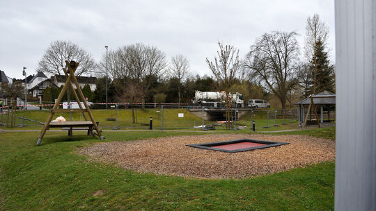 Auch auf dem naturnahen Spielplatz in Kisselbach macht sich der Dieselaustritt bemerkbar - vor allem wegen des unmittelbar angre