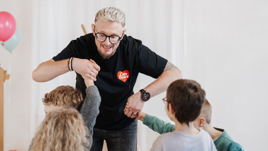 David Hück dreht mit Kindern das Musikvideo zu seinem Song „Wir sind die Sieger“. Das Lied ist auf allen bekannten Streaming-Pla