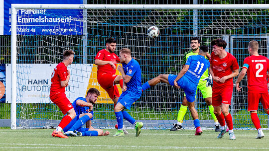 Im Hinspiel trennten sich der FC Emmelshausen-Karbach II (in Blau) und der SV Untermosel Kobern-Gondorf 1:1. Nun steht am Sonnta