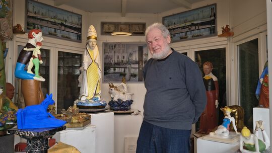 Titus Reinarz, hier in seinem kleinen Atelier, ist bekannt für seine Steinmetz- und Bronzearbeiten, schafft aber auch Unikate au