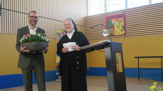 Schwester Ancilla-Maria, Generalrätin und Vorstandsvorsitzende der Trägergesellschaft St. Hildegardishaus überreichte Direktor M