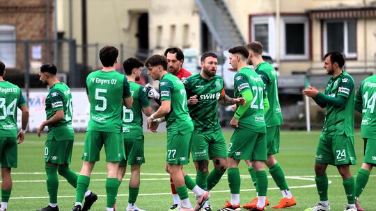 Nach dem 1:1 daheim gegen Dudenhofen wollen es die Engerser um Kapitän Chris Meinert (Mitte) am Sonntag um 15 Uhr in Gonsenheim