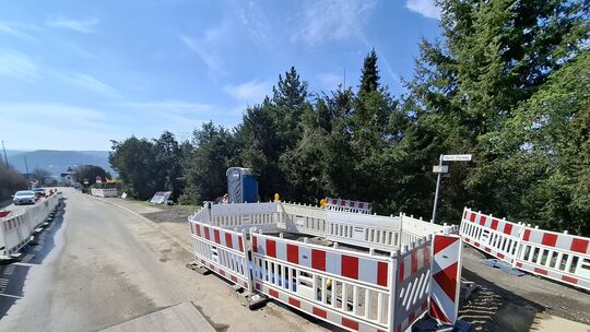 Bald ist wieder freie Fahrt: Das Ende der Baustelle Ecke Rheinhöhenweg/Oberer Charweg rückt näher.
