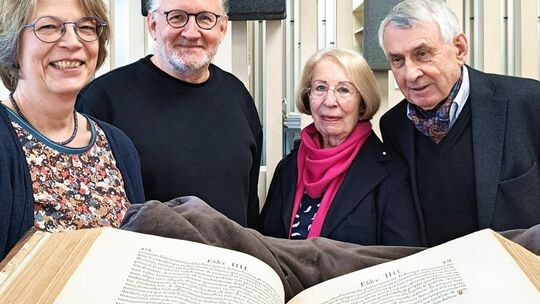 Freuen sich über die restaurierte Bibel (von links): Restauratorin Petra Brickmann
(LBZ), Armin Schlechter, Leiter der Abteilung