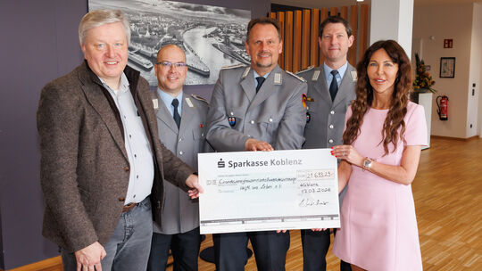 Ein voller Erfolg waren die beiden Benefizkonzerte des Heeresmusikkorps Koblenz zugunsten von HELFT UNS LEBEN. Bei der symbolisc