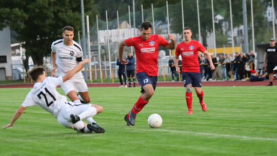 Im Hinspiel knüpfte die SG Viertäler Oberwesel um Till Bast (Nummer 21) und Kapitän Sebastian Mitchard der SG Mörschbach/Argenth