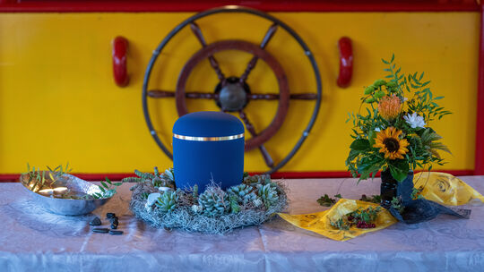 Eine Urne steht dekoriert an Bord der Telegraaf IV, einem ehemaligen Postfrachtschiff auf der Mosel: Das Bild entstand im vergan