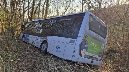 Ein Bus rutschte auf der B327 in eine Böschung und blieb in gefährlicher Schräglage hängen.