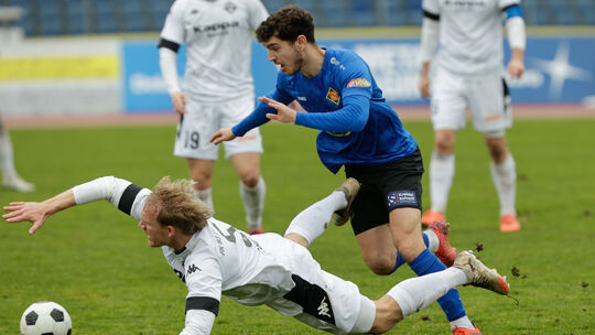 Igor Blagojevic (blaues Trikot) wird der TuS Koblenz eine weitere Saison erhalten bleiben. Der Offensivakteur hat unter der Woch