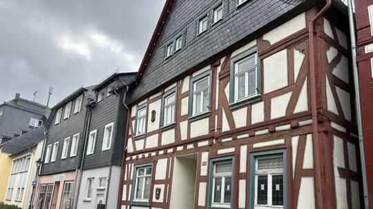 In die Balken des Wohnhauses des Sprachforschers Heinrich Friedrich Zimmer sind lateinische Schriftzüge eingeritzt.