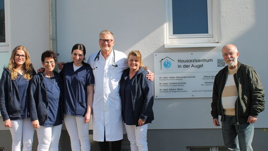 Ein Teil der Belegschaft fruet sich zusammen mit Ortsbürgermeister Klaus Poetzsch (rechts) über den anstehenden 40. Geburtstag d