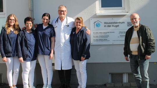 Ein Teil der Belegschaft fruet sich zusammen mit Ortsbürgermeister Klaus Poetzsch (rechts) über den anstehenden 40. Geburtstag d