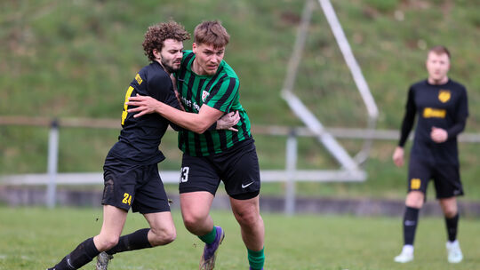 Sie ringen um die Punkte. Die SGh Rinzenberg (in grün) im Kampf um den Klassenverbleib und der TuS Hoppstädten II im Rennen um R