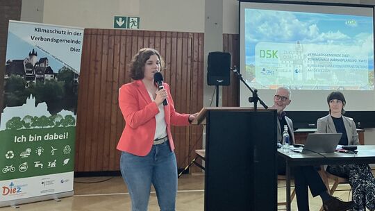 Bürgermeisterin Maren Busch (links) eröffnete zusammen mit Volker Broekmans und Julia Alex die Bürgerinformationsveranstaltung z