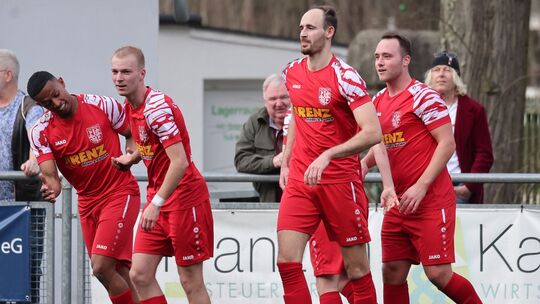 Der Tabellenführer TuS Mayen zeigt sich derzeit in herausragender Form. Allerdings fehlt Marlon Leidenbach (Zweiter von links) g