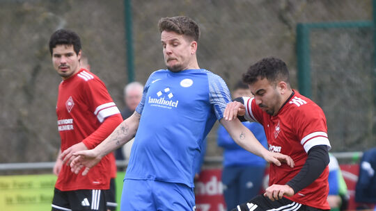 Die SG Disibodenberg (blaue Trikots) strauchelte beim 1:1 gegen den FSV Rehborn, beim TuS Gangloff soll wieder die Siegerstraße Die SG Disibodenberg (blaue Trikots) strauchelte beim 1:1 gegen den FSV Rehborn, beim TuS Gangloff soll wieder die Siegerstraße