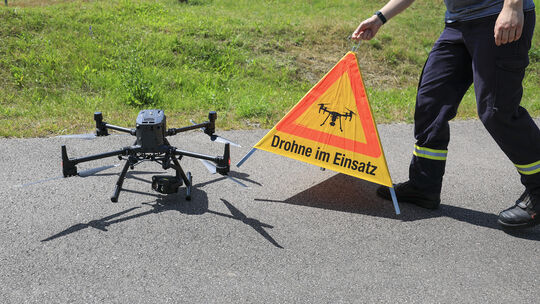 Retttungsdrohnen können bei der Personen- oder Tiersuche, der Rehkitzrettung oder für die Erstellung von Lagebildern eine entsch