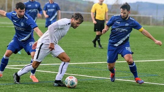 Der HSV Neuwied (links Matthias und rechts Christof Fink) siegte zuletzt mit 3:1 bei der SG Viertäler - und möchte am Sonntag ge