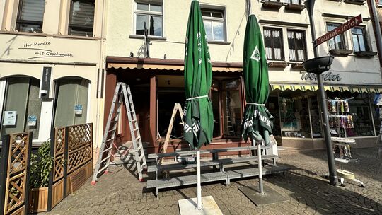 Der neue Schriftzug wird montiert - der Name bleibt: Das Scala am Großen Markt mitten in Montabaur wird noch vor Ostern wieder e