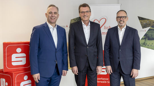 Der Vorstand der Sparkasse Westerwald-Sieg hat am Freitag die Wirtschaftsbilanz für das Jahr 2025 vorgestellt. Michael Bug (von