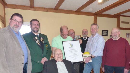 Bürgermeister Lars Denninghoff (links), Mitglieder des Ortsgemeinderates und des Vorstands des Schützenvereins gratulierten Kurt