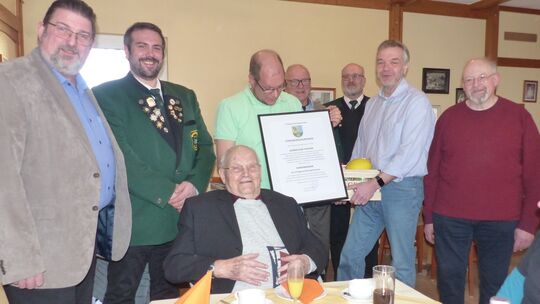 Bürgermeister Lars Denninghoff (links), Mitglieder des Ortsgemeinderates und des Vorstands des Schützenvereins gratulierten Kurt