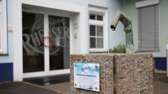 Anfang März stellte die Rhenser Mineralbrunnen GmbH einen Insolvenzantrag. Nun sucht das Unternehmen nach Investoren.