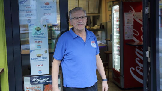 José de la Torre steht vor dem Akropolis Grill in der Koblenzer Südstadt, wo er als Angestellter weiterhin aushilft.