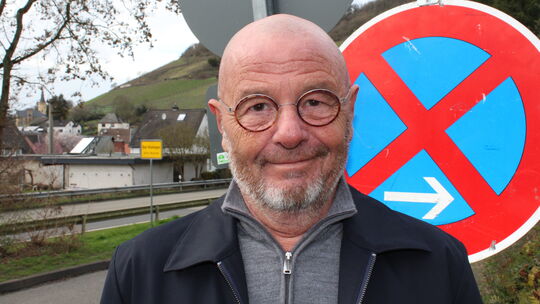 Helmut Salz, Anwohner in Bad Hönningen, ärgert sich über ein fünfmonatiges absolutes Halteverbot auf einem Abschnitt des Kapelle
