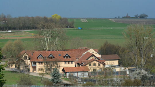 Rechts und damit nordöstlich des Bonnheimer Hofes, der als Einzelgehöft erhalten bleibt, wird der Hotelbau mit 100 Zimmern erric