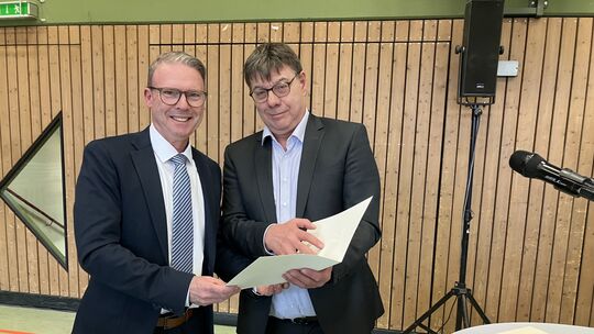 Der Erste Beigeordnete Heinz-Martin Schwerbel überreichte Markus Lüttger die Ernennungsurkunde.