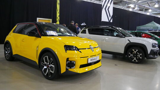 Bei der Automesse in Idar-Oberstein fanden die Renault Retromodelle R5 und R4 große Aufmerksamkeit. Beide vom Design her sehr ge